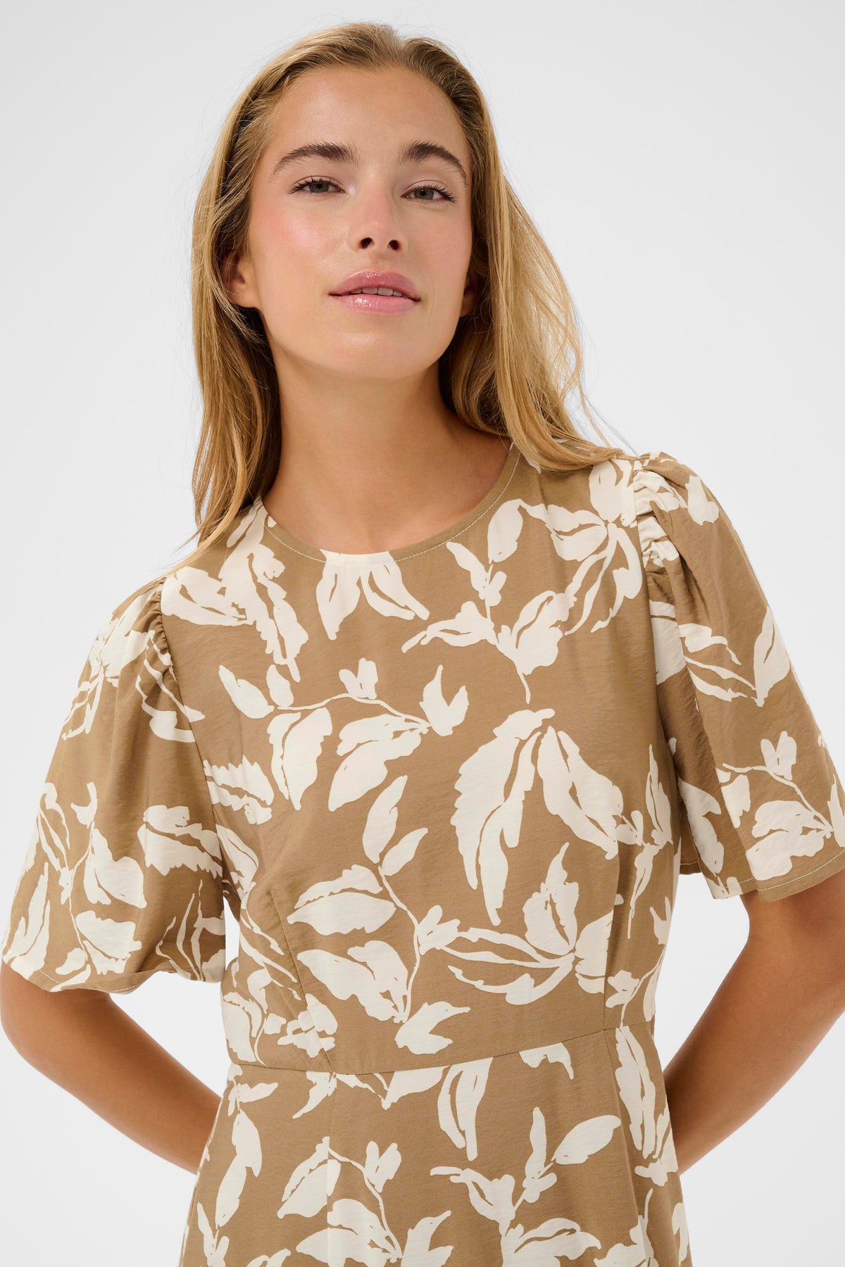 KAFFE Marlo Kjole Oak Chalk Leafs Hvid Brun