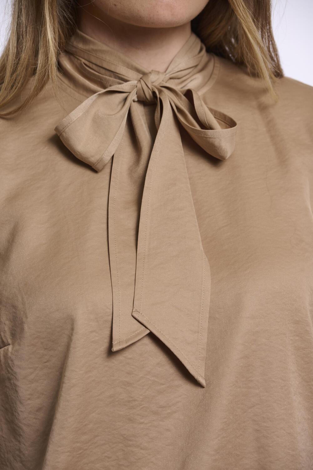 RINO & PELLE Bryanna Bluse Bow Tie Neck Sahara Desert
